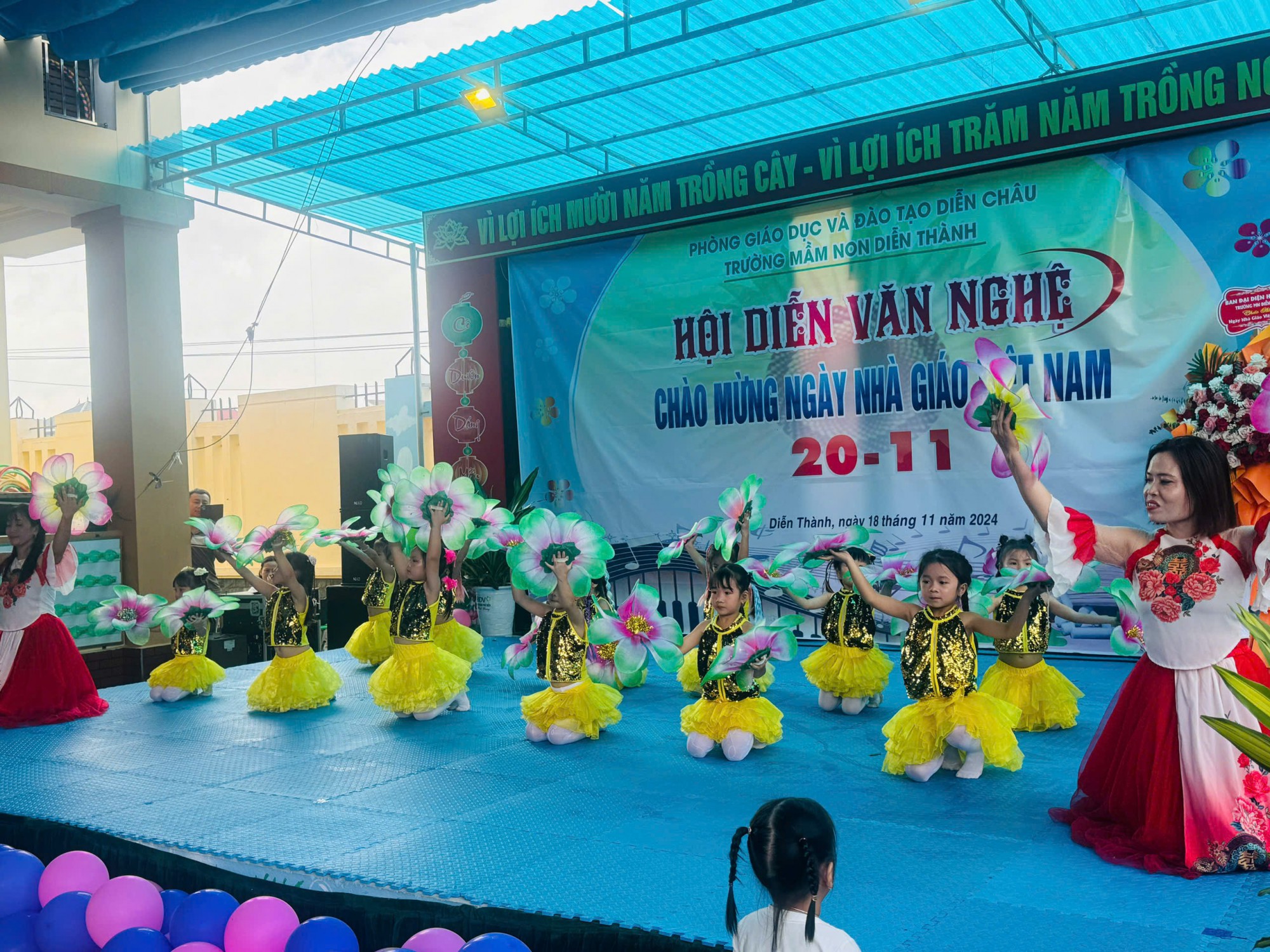 Cô và trò cùng thể hiện 